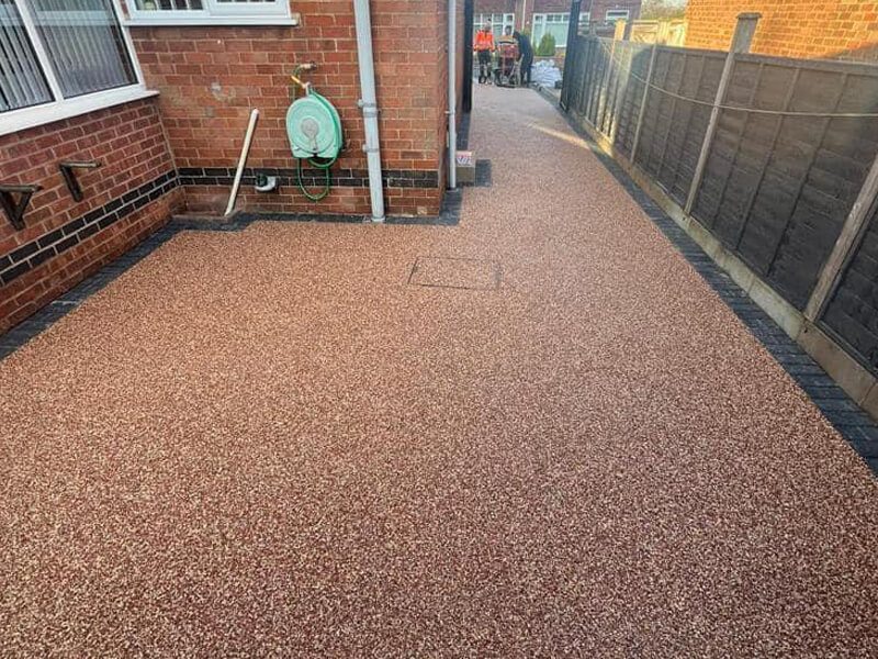 Resin surface and dark edging along a side access path